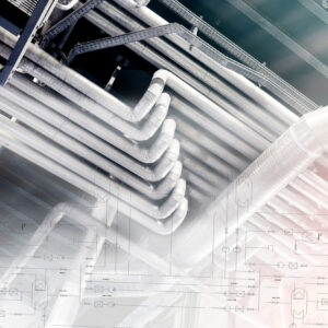 Tuyauterie industrielle complexe, intérieur bâtiment.