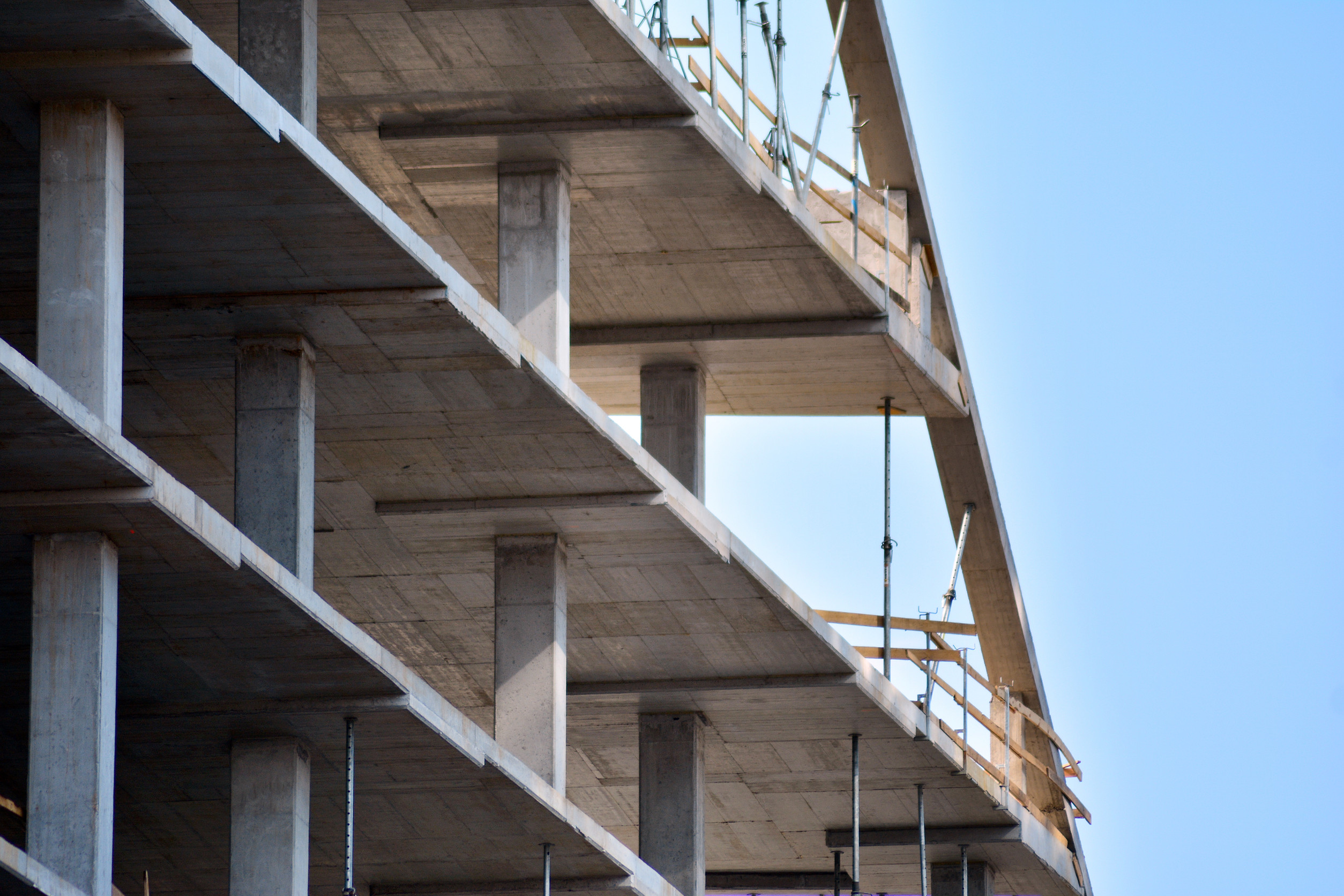 Structure en béton d'un bâtiment en construction.