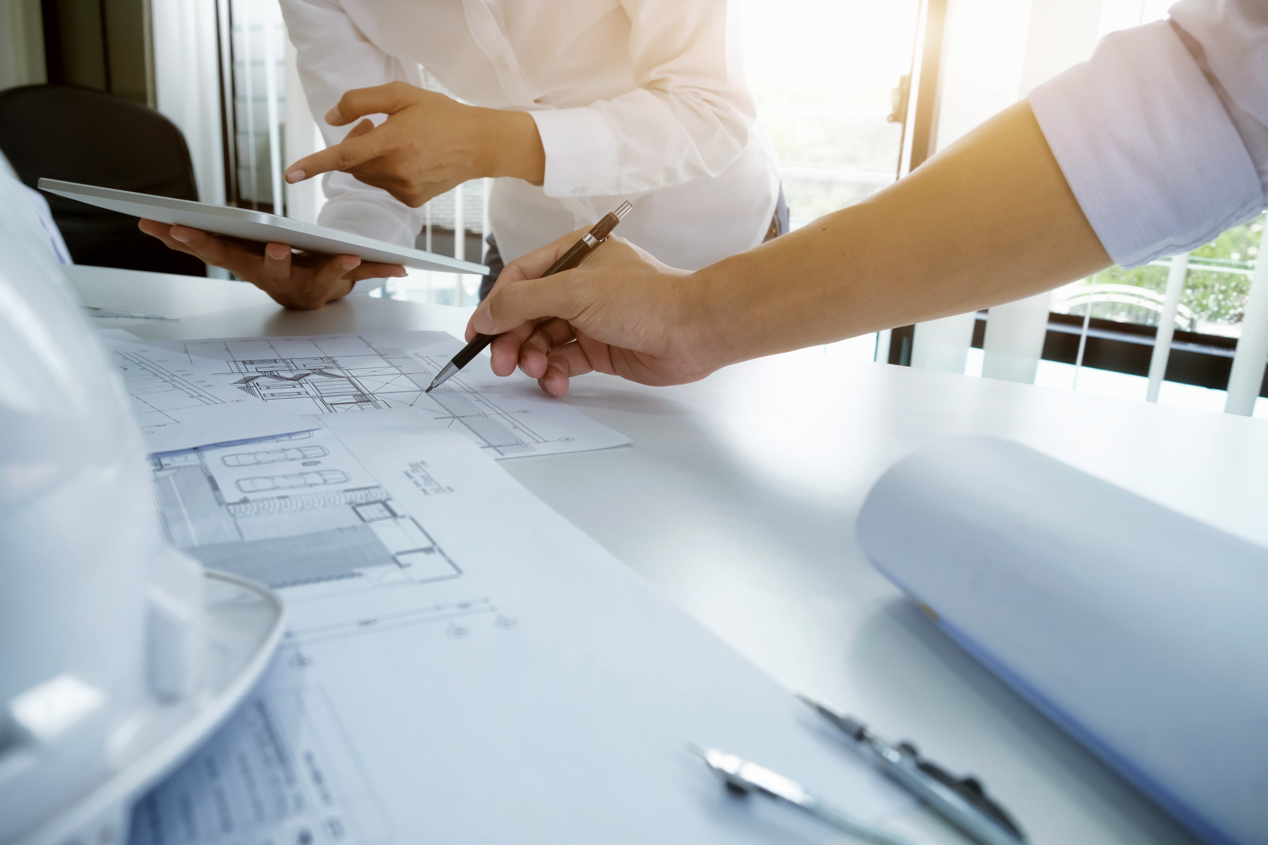 Architectes travaillant sur des plans de construction.