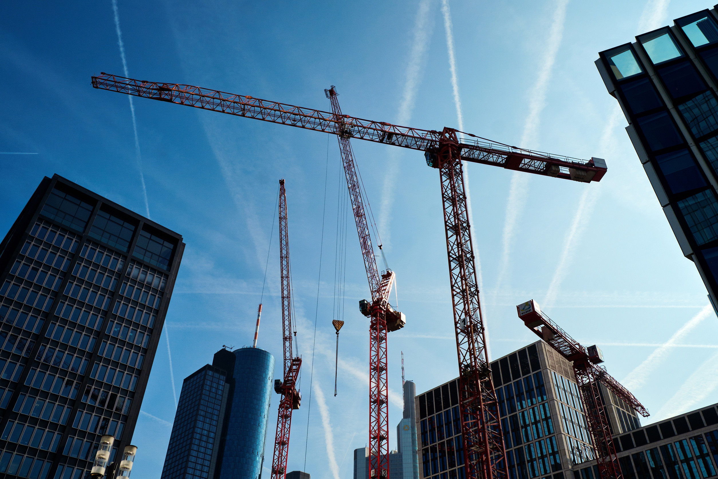 Grues de construction dans la ville moderne